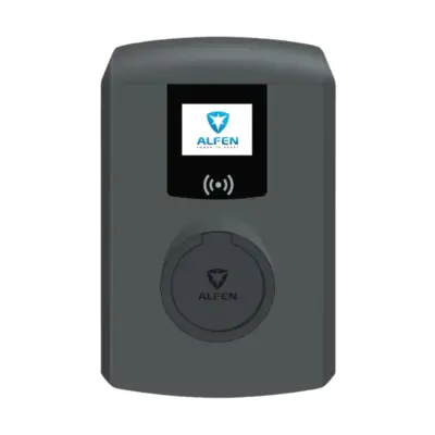 Alfen Eve Single Pro-Line DE mit dunkelgrauer Front von vorn mit Farbdisplay, RFID-Feld und Typ-2-Buchse mit Klappdeckel