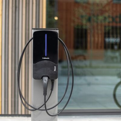 Websto Next Wallbox inkl. Typ-2-Ladekabel an Stele