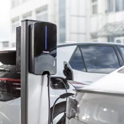 Websto Next Wallbox inkl. Typ-2-Ladekabel an Stele