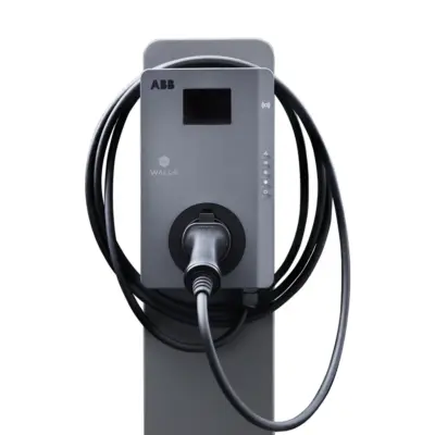 ABB Terra AC Wall-E Edition an einem Standfuß mit aufgewickeltem Ladekabel und eingestecktem Typ-2-Stecker (Standfuß nicht im Lieferumfang)