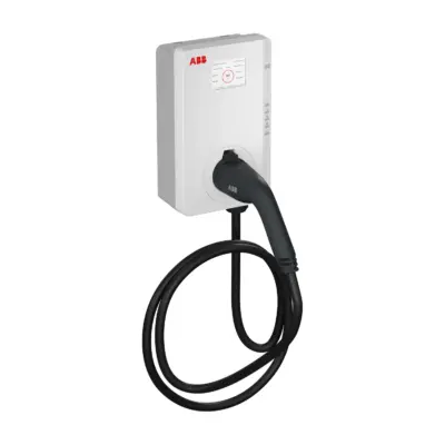 ABB Terra AC 22 kW in Weiß mit fest angeschlagenem Ladekabel, MID-Zähler, Display und RFID-Feld, leicht schräg von links