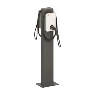 ABB-Standfuß zweiseitig mit zwei montierten Terra AC Wallboxen, vorn eine mit Ladekabel (Wallboxen nicht im Lieferumfang)