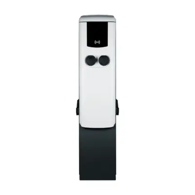 Alfen Eve Double PG-Line DE Ladesäule 2 × 22 kW von vorn: Säule mit weißer Front und dunkelgrauem Unterteil, schwarzes Displayfeld mit RFID-Symbol und zwei Typ-2-Steckdosen mit Klappen