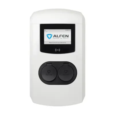 Alfen Eve Double Pro-Line in Weiß von vorn mit Display, RFID-Feld und zwei Typ-2-Buchsen mit Klappdeckeln