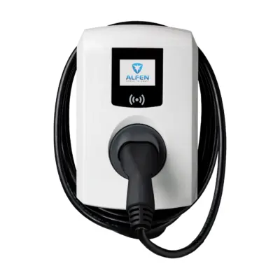 Alfen Eve Single Pro-Line DE 11 kW in Weiß von vorn mit Display, RFID-Feld und aufgewickeltem Typ-2-Ladekabel, Stecker im Halter