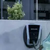 connect.home an einer Betonwand, daneben ein Elektroauto