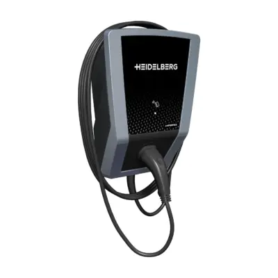 Amperfied Heidelberg connect.solar pro Wallbox schräg von links mit Punktraster-Front, Ladekabel und Typ-2-Stecker