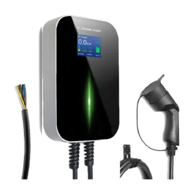 Besen BS20 Wallbox 11 kW von vorn mit Display, fest angeschlagenem 6-m-Typ-2-Ladekabel, Ladestecker und Anschlussleitung
