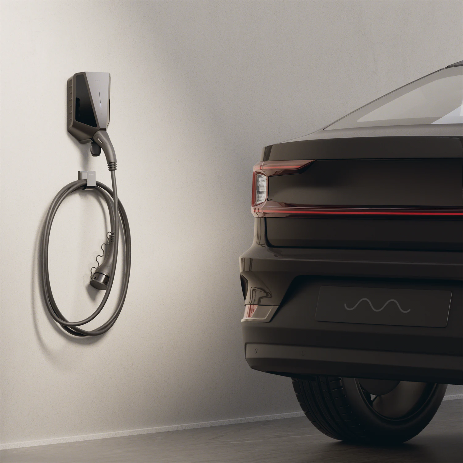 Easee Charge Max Wallbox an der Garagenwand mit Ladekabel und Elektroauto