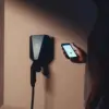 Easee App auf dem Smartphone neben der Easee Charge Up