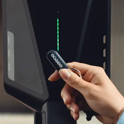 Easee Key wird an das RFID-Feld einer Easee-Wallbox gehalten