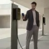 Elli Charger Pro 2 Eichrecht an einer Ladesäule im Parkhaus, ein Mann hält eine RFID-Karte vor die Wallbox