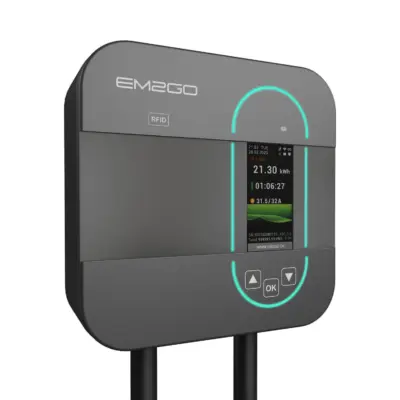 EM2GO Wallbox Home 11 kW in Anthrazit schräg von links mit Farbdisplay, Bedientasten und RFID-Feld