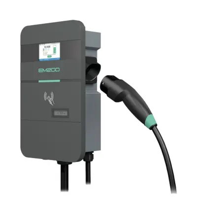 EM2GO PRO Power 2G Wallbox 11 kW in Dunkelgrau schräg von vorn mit Farbdisplay, RFID-Feld, seitlichem Steckerhalter und Typ-2-Ladekabel