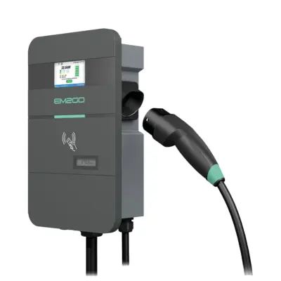 EM2GO PRO Power 2G Wallbox 22 kW in Dunkelgrau schräg von vorn mit Farbdisplay, RFID-Feld, seitlichem Steckerhalter und Typ-2-Ladekabel