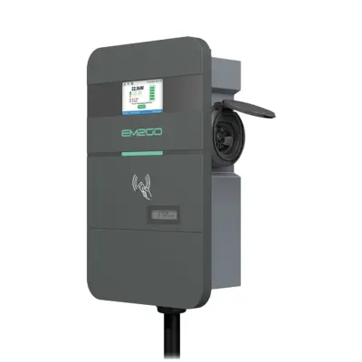 EM2GO PRO Power 2G Wallbox 22 kW mit Typ-2-Buchse in Dunkelgrau schräg von vorn, Klappdeckel der seitlichen Buchse geöffnet