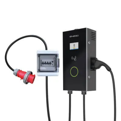 EM2GO DC-Wallbox Ultra Compact 20 kW von vorn mit CCS-Ladekabel und Anschlussbox mit FI/LS-Schalter und rotem CEE-Stecker