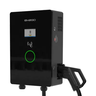 EM2GO DC-Wallbox Ultra Power 30 kW von vorn mit Glasfront, Touchscreen, RFID-Leser und CCS-Stecker im Halter