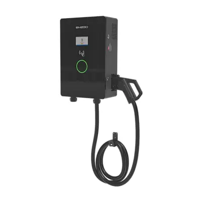 EM2GO DC-Wallbox Ultra Power 30 kW schräg von vorn mit CCS-Stecker im seitlichen Halter und aufgewickeltem Ladekabel am Kabelhalter