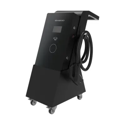 EM2GO Mobile DC-Wallbox Ultra Power mit Rollwagen schräg von vorn: Wallbox mit Touchscreen und RFID-Leser auf dem schwarzen Rollwagen, CCS-Ladekabel am seitlichen Kabelhaken