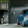 go-e Charger Gemini flex 22 kW in einer Garage beim Laden eines Elektroautos