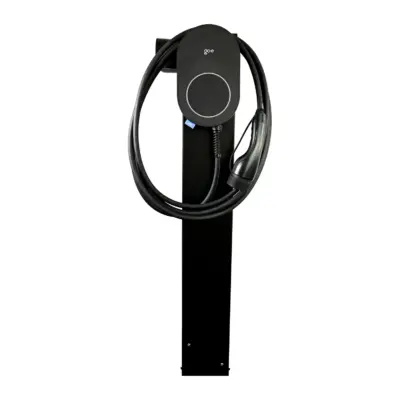 go-e Standfuß PRO & CORE in Schwarz mit montierter go-e Wallbox und Typ-2-Ladekabel