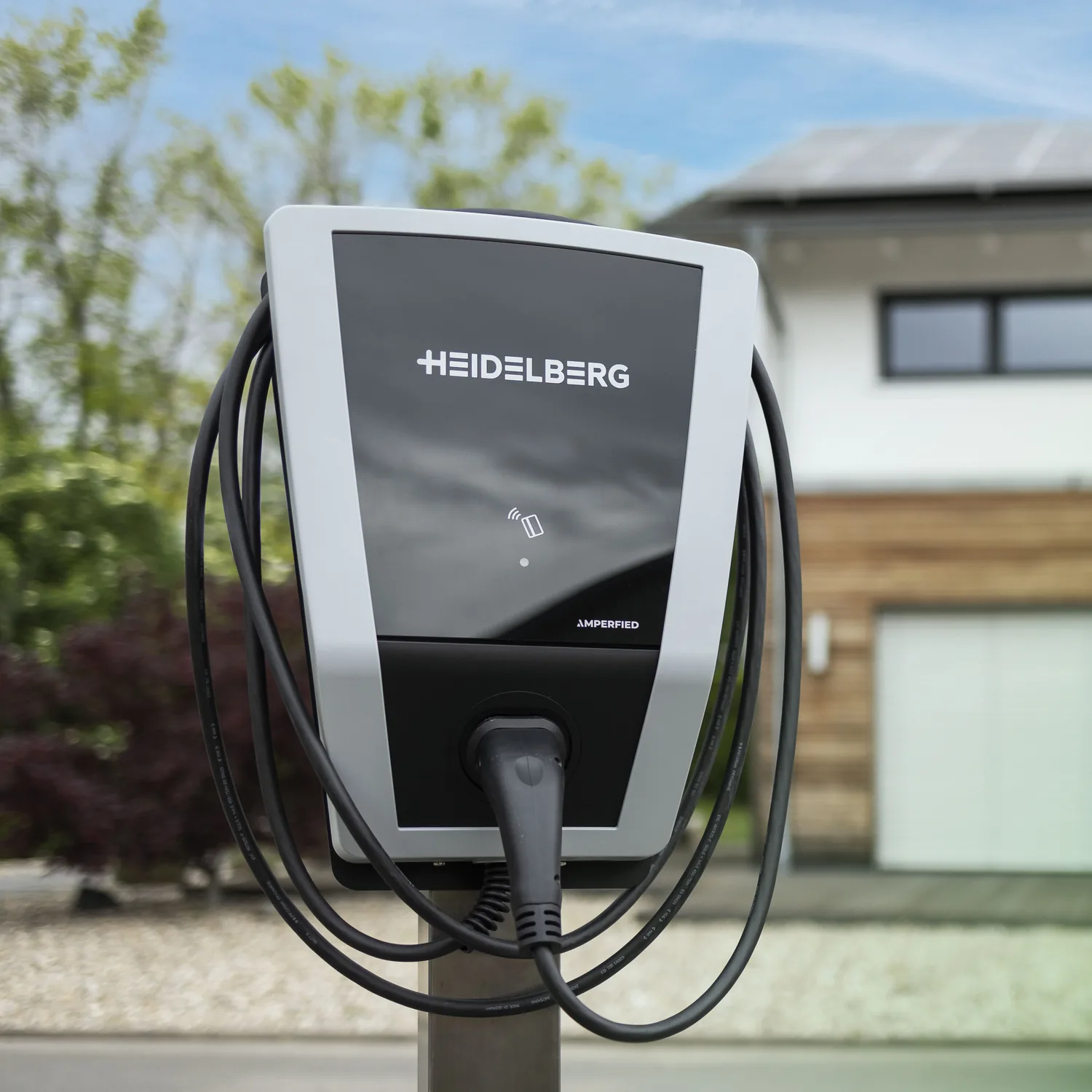 Heidelberg connect.solar an einer Stele vor einem Einfamilienhaus
