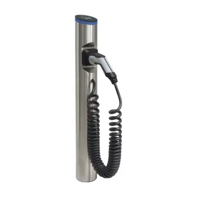 Ladesäule Hesotec eSat r20 Smart 11 kW aus Edelstahl in Schrägansicht mit Typ-2-Stecker in der Parkdose und herabhängendem Spiralladekabel