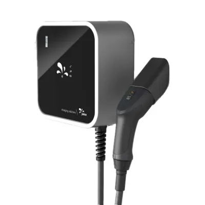 Juice Charger me 3 Wallbox schräg von rechts mit MID-Sichtfenster, Ladekabel und Typ-2-Stecker in der Steckergarage