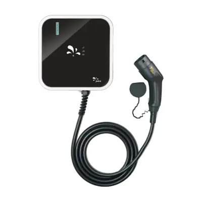 Juice Charger me 3 von vorn mit MID-Sichtfenster, weißem Rahmen und Typ-2-Ladekabel mit Stecker und Schutzkappe