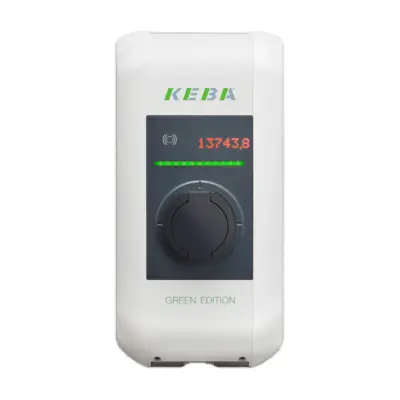 Keba KeContact P30 x-series mit Typ-2-Ladebuchse von vorn, rote Zählerstandsanzeige, RFID-Symbol und grüne LED-Leiste im dunklen Bedienfeld, KEBA-Logo und Schriftzug GREEN EDITION auf weißem Gehäuse