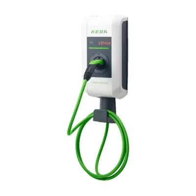 Wallbox Keba KeContact P30 x-series 22 kW mit weißem Gehäuse, Zähleranzeige im dunklen Bedienfeld, Schriftzug GREEN EDITION und fest angeschlagenem grünem Typ-2-Ladekabel, aufgerollt auf der Kabelhalterung unter dem Gerät