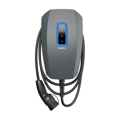 KOSTAL ENECTOR G2 Wallbox in Dunkelgrau von vorn mit blau leuchtendem Bedienfeld und fest angeschlagenem Typ-2-Ladekabel, das um das Gehäuse gelegt ist