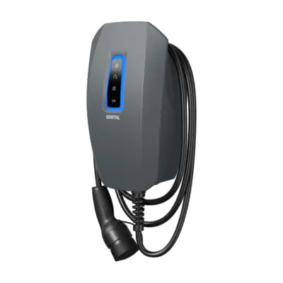 KOSTAL ENECTOR G2 in Schrägansicht mit blau leuchtendem Bedienfeld, KOSTAL-Schriftzug und aufgehängtem Typ-2-Ladekabel