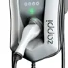 Fest angeschlagenes Ladekabel mit Typ-2-Stecker an der weißen myenergi zappi