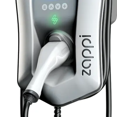 Fest angeschlagenes Ladekabel mit Typ-2-Stecker an der weißen myenergi zappi
