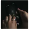 Hand bedient die myenergi App auf dem Smartphone