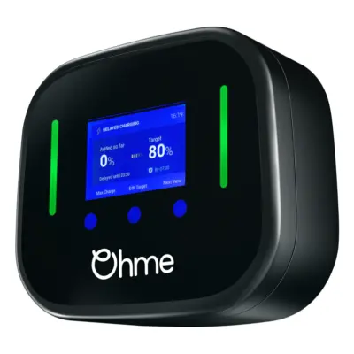Ohme Home Pro in Schwarz schräg von rechts mit Display