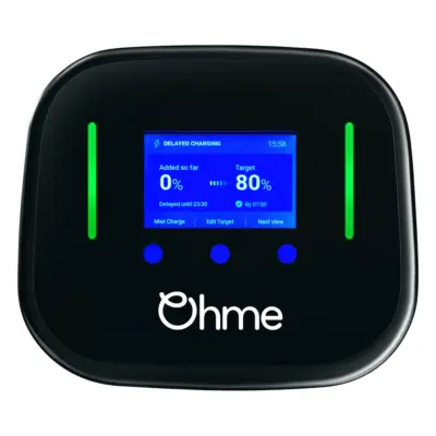 Ohme Home Pro Wallbox in Schwarz von vorn mit Farbdisplay, grünen Lichtleisten und drei Tasten