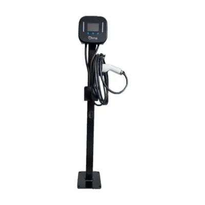 Ohme Stele in Schwarz mit montierter Ohme Home Pro und aufgewickeltem Ladekabel, Vorderansicht (Wallbox nicht im Lieferumfang)