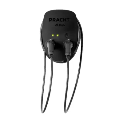 Pracht Alpha DUO Wallbox in Schwarz von vorn mit zwei fest angeschlagenen Typ-2-Ladekabeln und zwei Status-LEDs