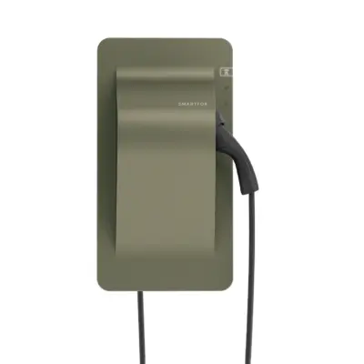 Smartfox Pro Charger 2 Green Metal Wallbox mit matter Front und fest angeschlagenem Typ-2-Ladekabel von vorn