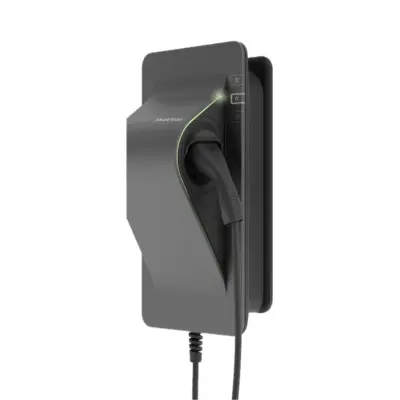 Smartfox Pro Charger 2 Grey schräg von links mit grün leuchtendem Lichtband und eingestecktem Ladestecker