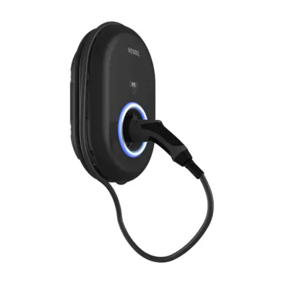 Vestel EVC04 Wallbox 11 kW schräg von links mit eingestecktem Ladekabel